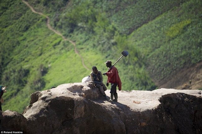 Ben trong mo khai thac kim loai quy o chau Phi-Hinh-4